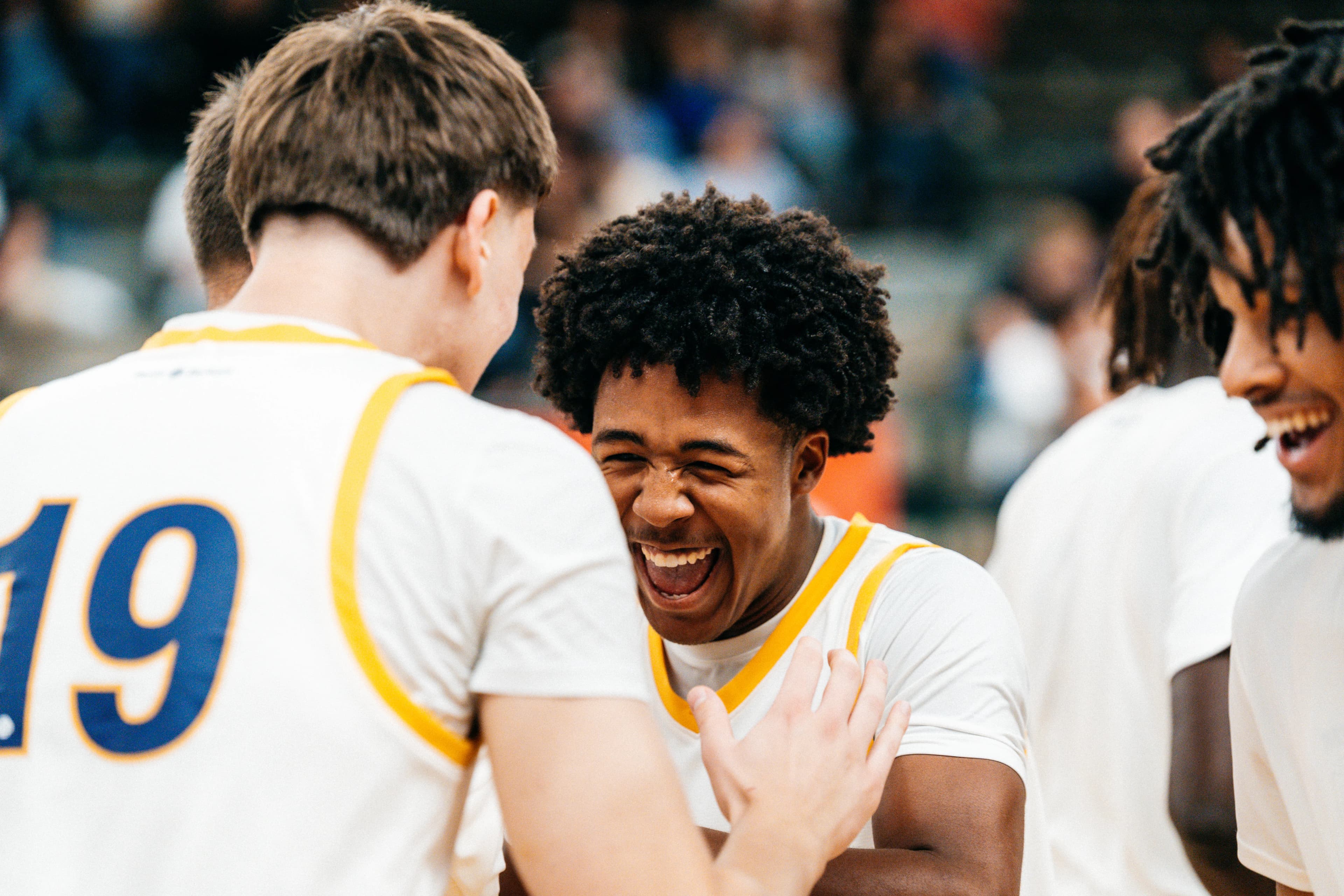 Spieler der Berlin Dreams lachen an der Bank