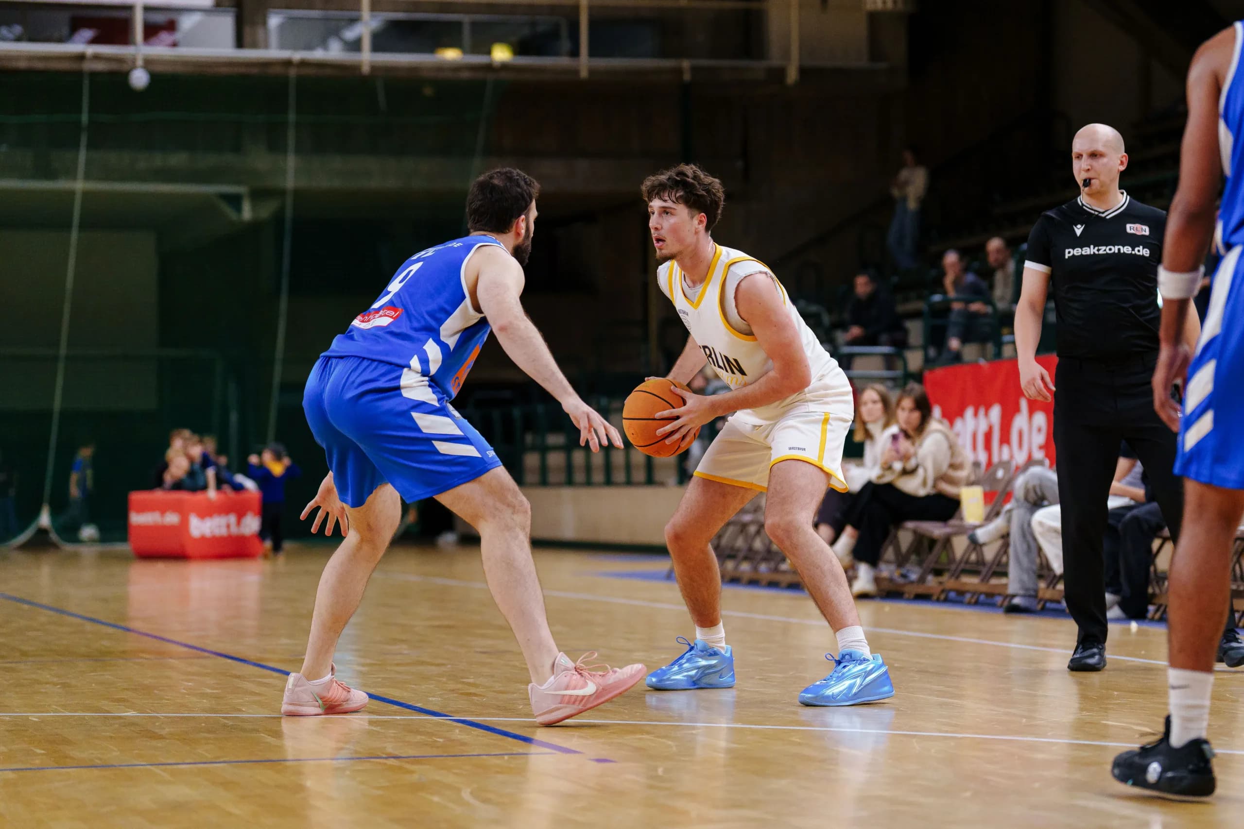 Urs Albrecht with the ball against VfL Stade, Berlin Dreams Men’s 1 at Sömmeringhalle